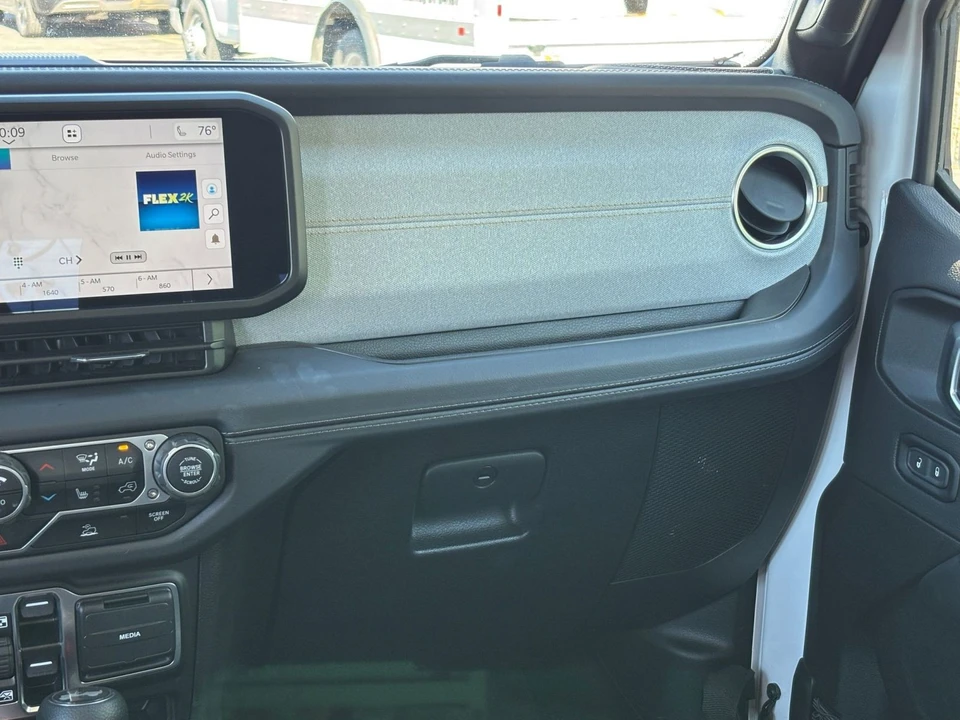 2025 Jeep JL Wrangler - Image 30 of 31