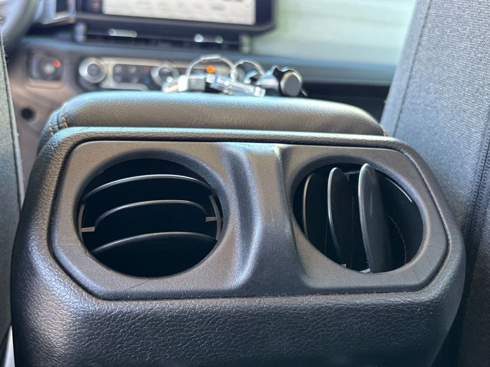 2025 Jeep JL Wrangler - Image 23 of 31