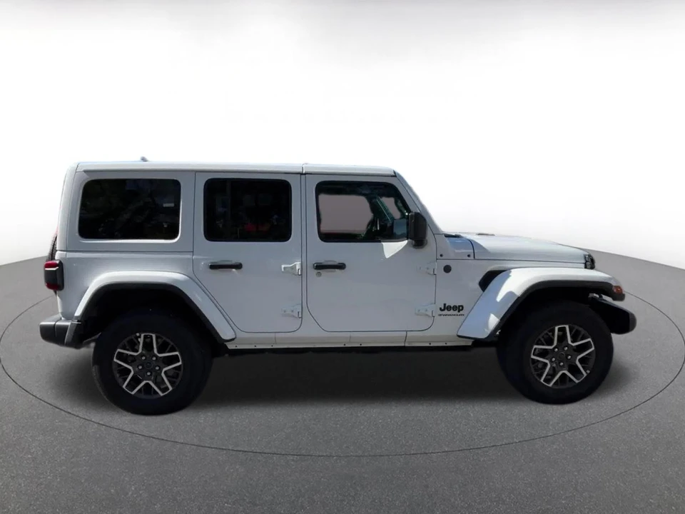 2025 Jeep JL Wrangler - Image 17 of 31