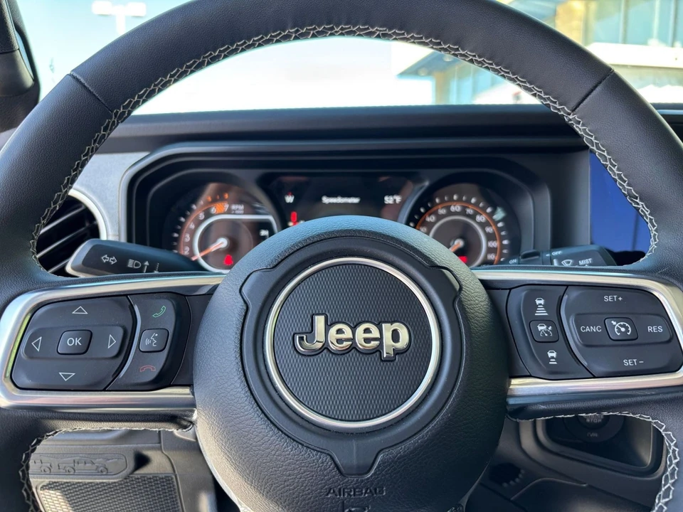 2025 Jeep JL Wrangler - Image 23 of 31