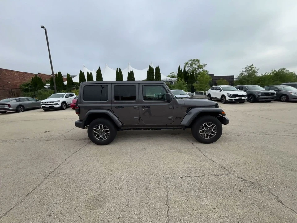 2025 Jeep JL Wrangler - Image 17 of 31