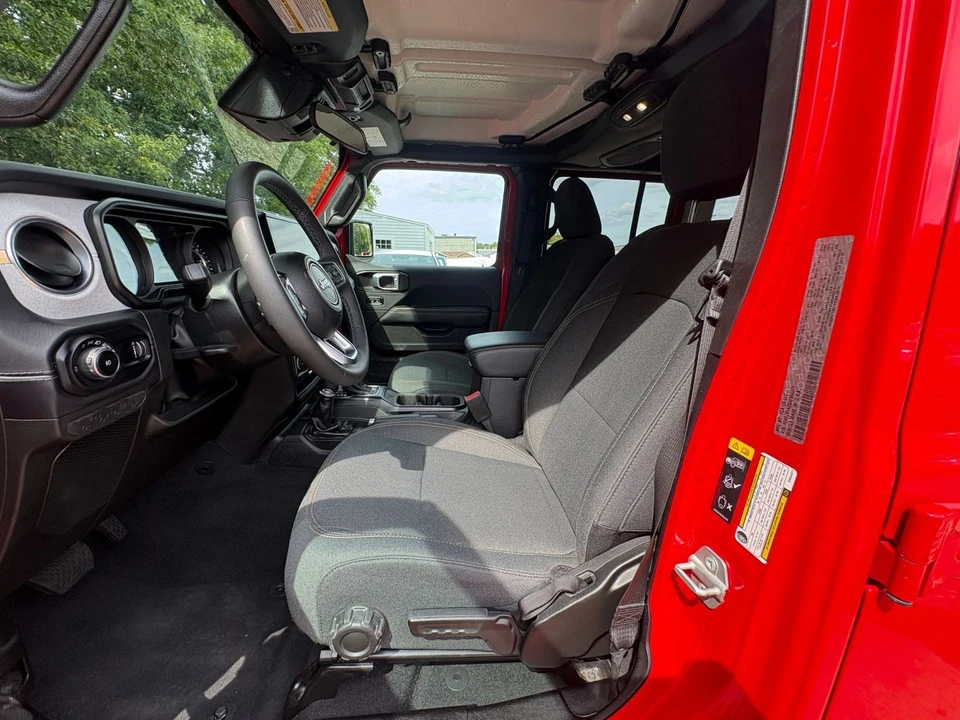 2025 Jeep JL Wrangler - Image 26 of 31