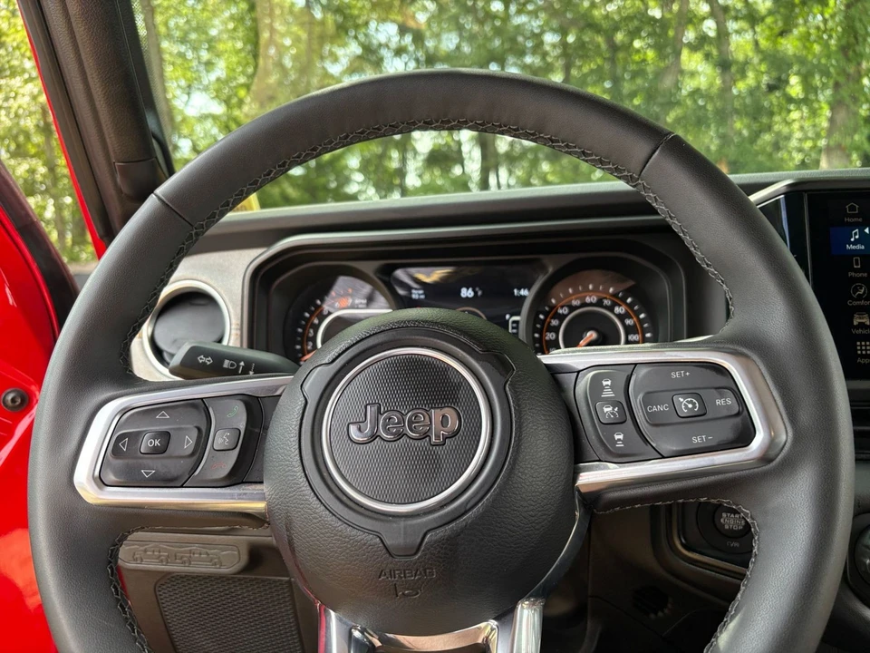 2025 Jeep JL Wrangler - Image 27 of 31