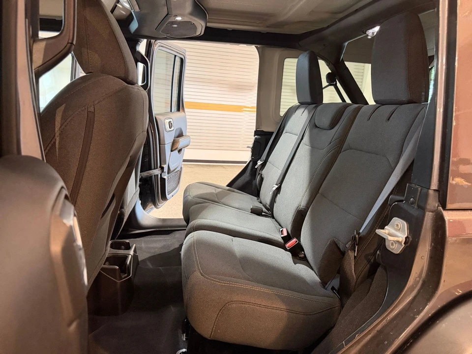 2025 Jeep JL Wrangler - Image 27 of 31