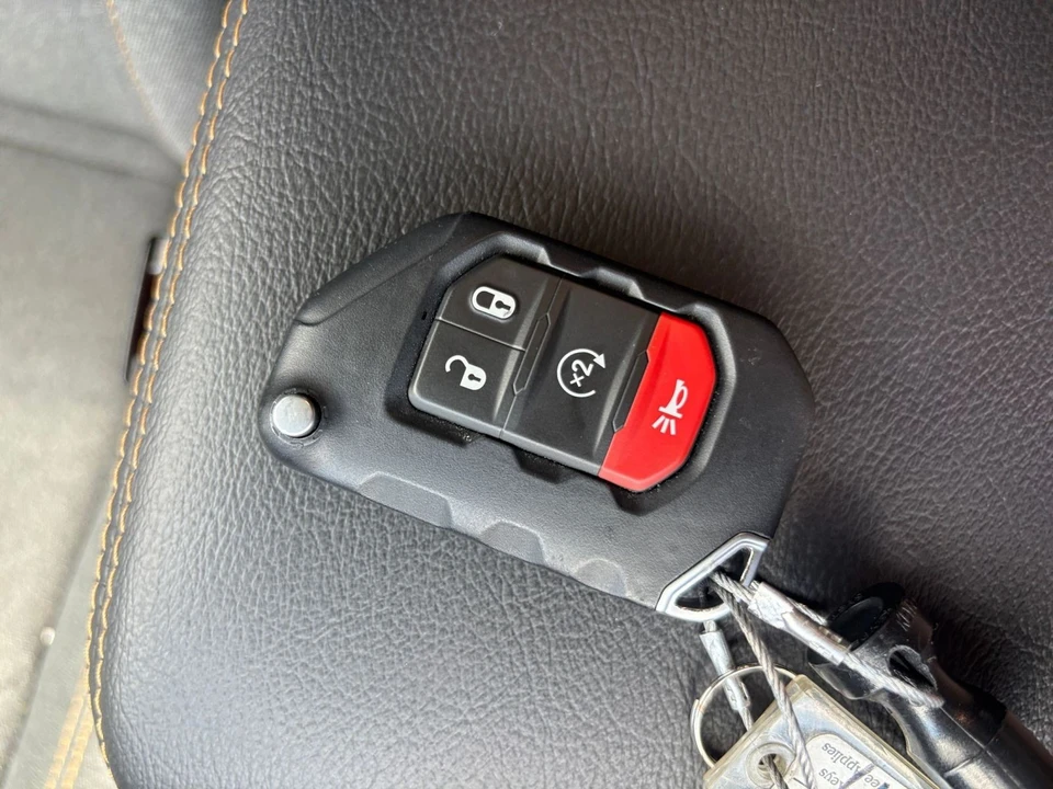 2025 Jeep JL Wrangler - Image 23 of 31
