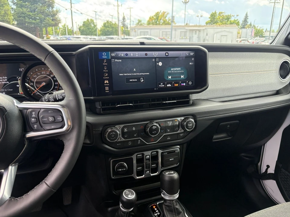 2025 Jeep JL Wrangler - Image 19 of 31