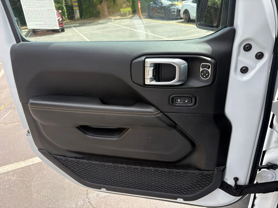 2025 Jeep JL Wrangler - Image 20 of 31