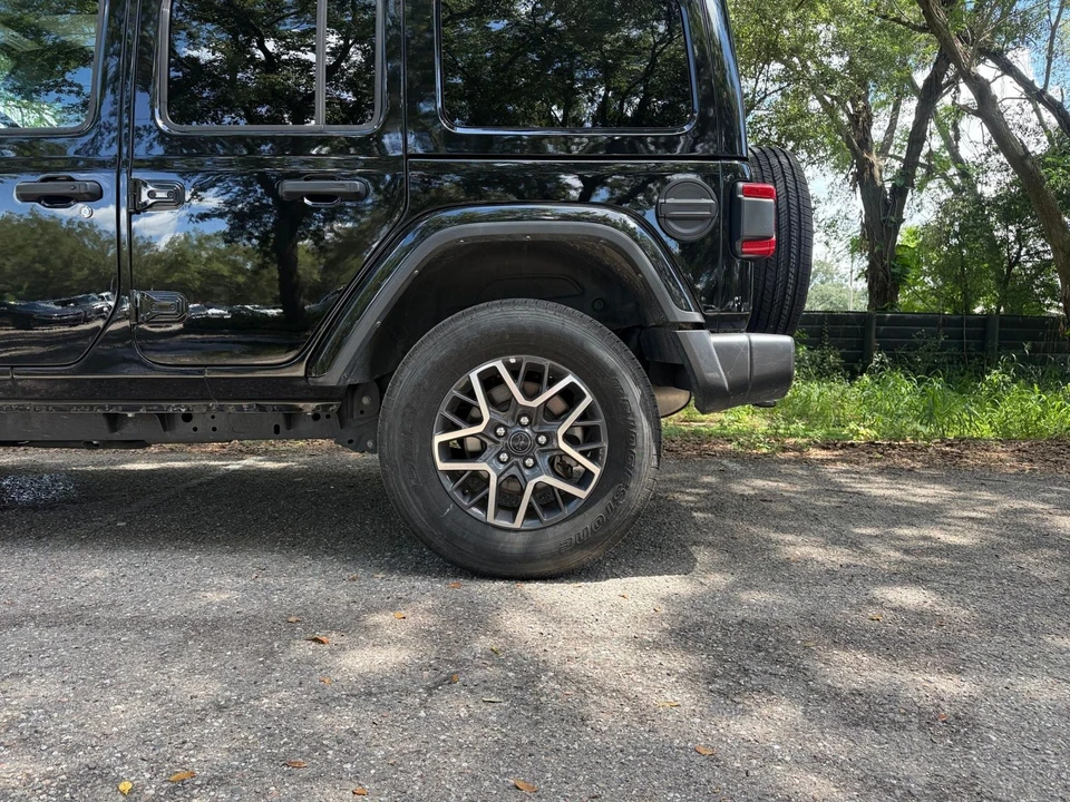 2025 Jeep JL Wrangler - Image 17 of 31