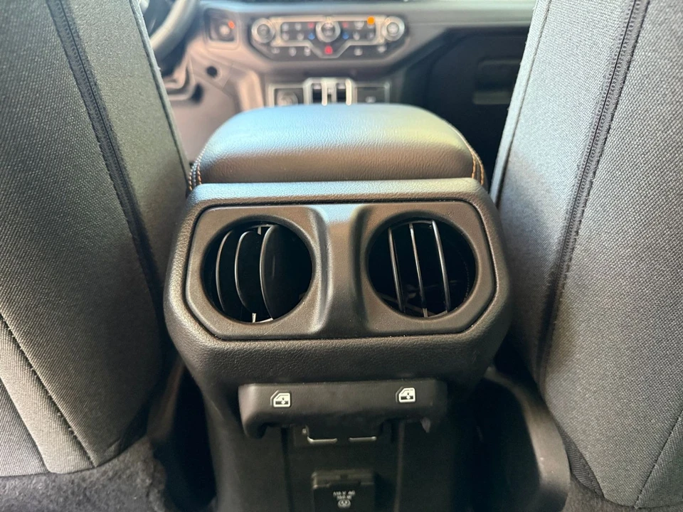 2025 Jeep JL Wrangler - Image 23 of 31