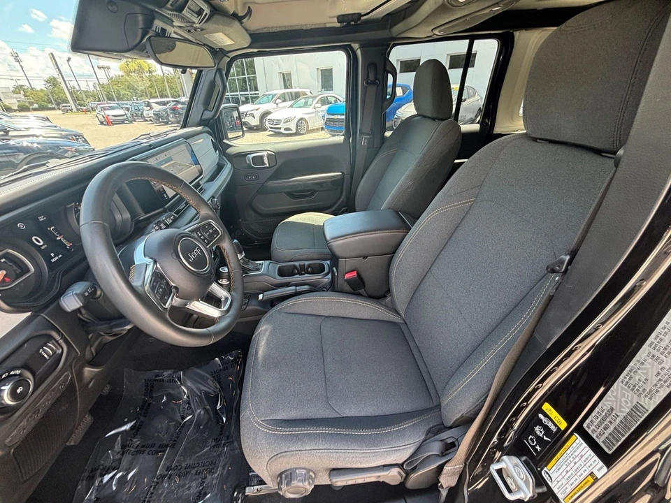 2025 Jeep JL Wrangler - Image 28 of 31