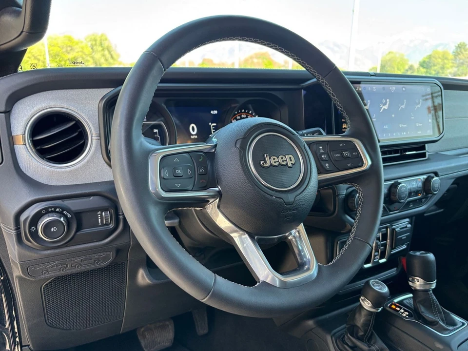 2025 Jeep JL Wrangler - Image 29 of 31