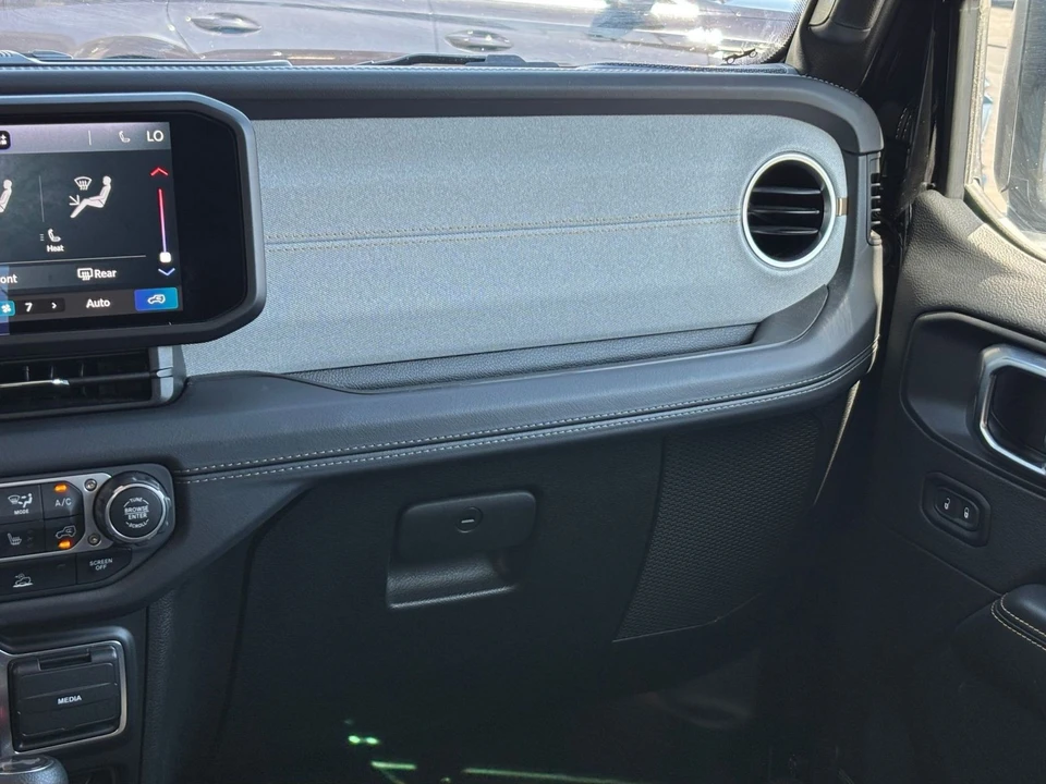 2025 Jeep JL Wrangler - Image 30 of 31