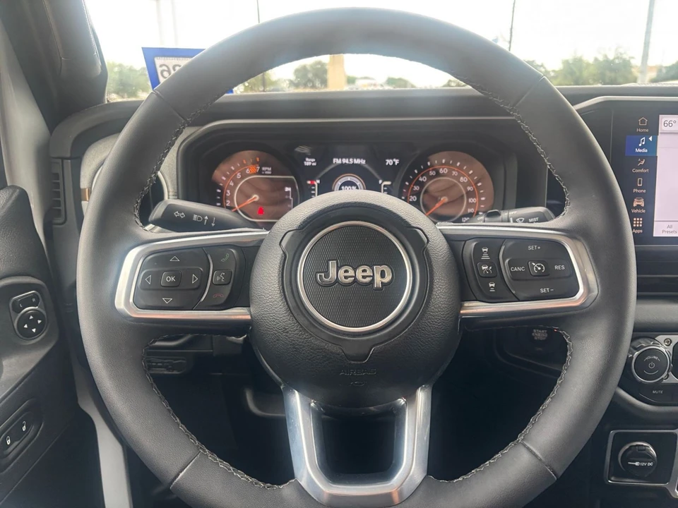 2025 Jeep JL Wrangler - Image 28 of 31