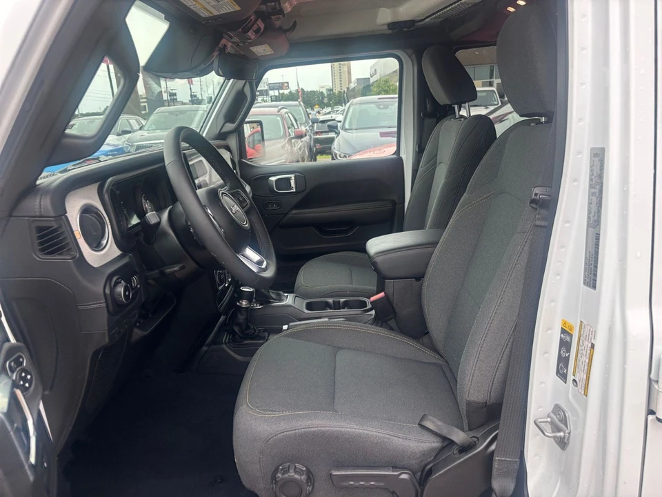 2025 Jeep JL Wrangler - Image 27 of 31