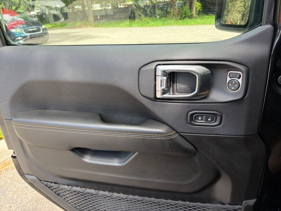 2025 Jeep JL Wrangler - Image 20 of 31