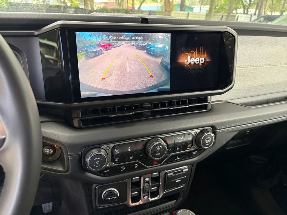 2025 Jeep JL Wrangler - Image 18 of 31