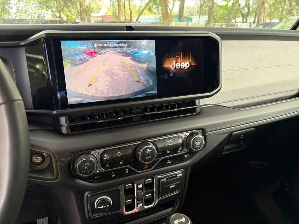 2025 Jeep JL Wrangler - Image 26 of 31