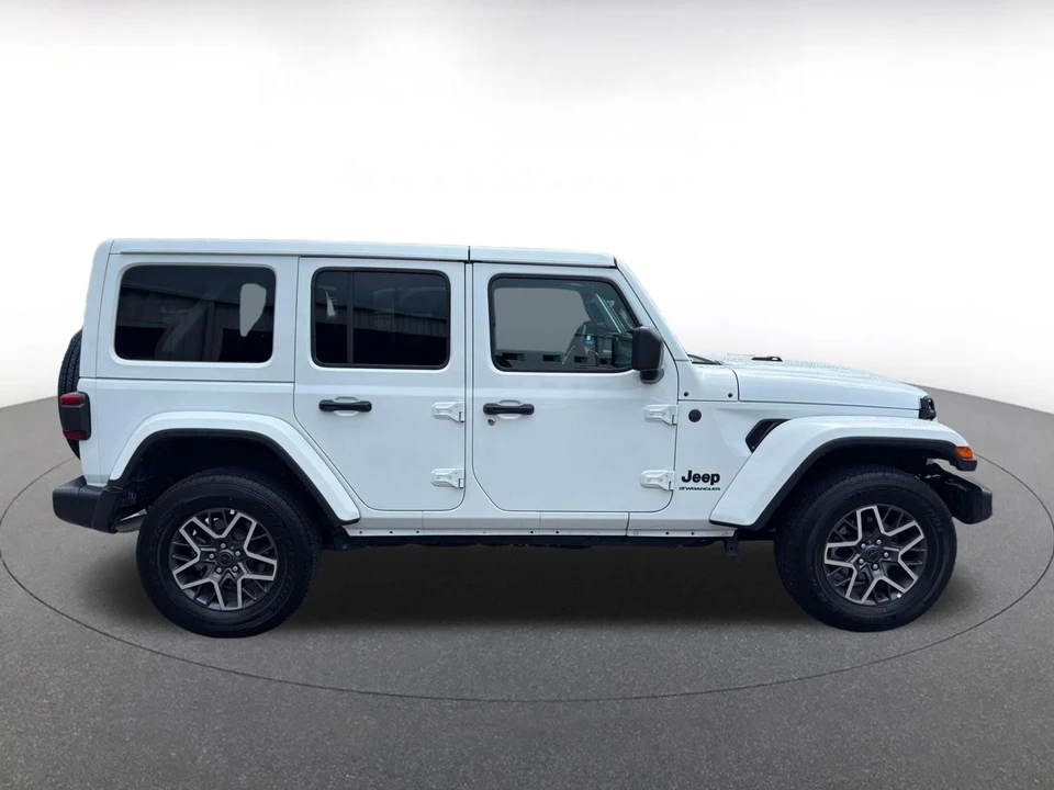 2025 Jeep JL Wrangler - Image 17 of 31
