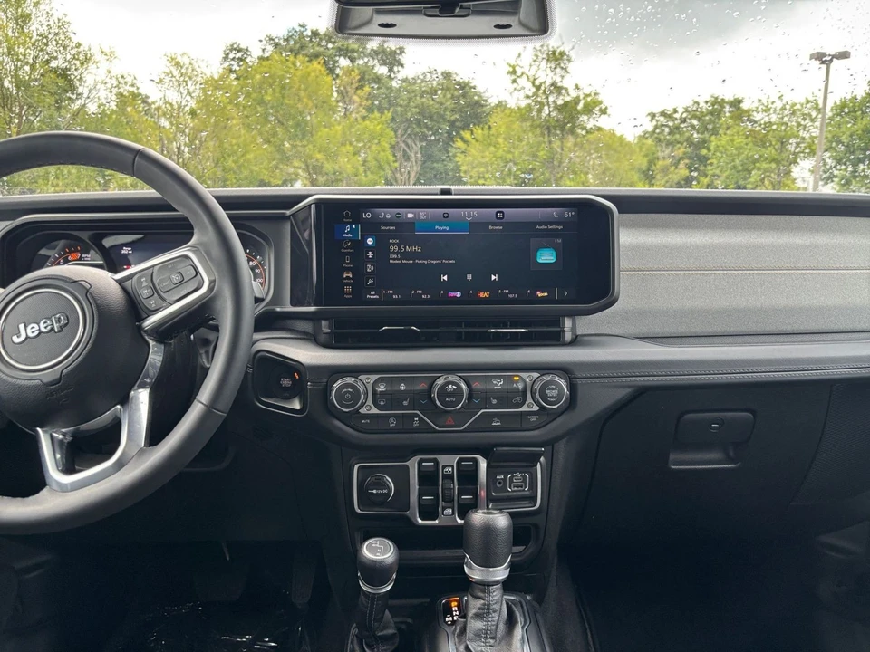 2025 Jeep JL Wrangler - Image 19 of 31