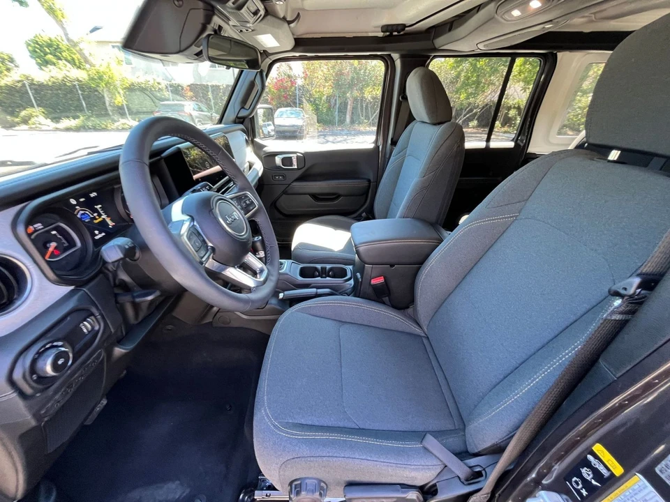 2025 Jeep JL Wrangler - Image 28 of 31
