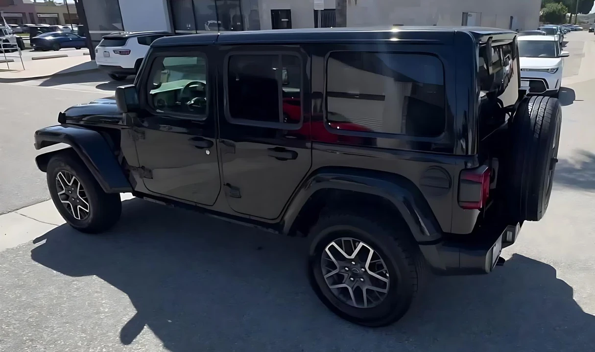 2025 Jeep JL Wrangler - Image 11 of 31