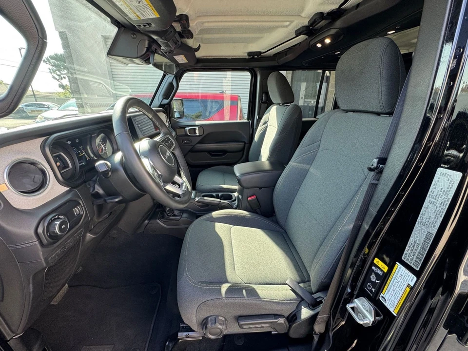 2025 Jeep JL Wrangler - Image 28 of 31