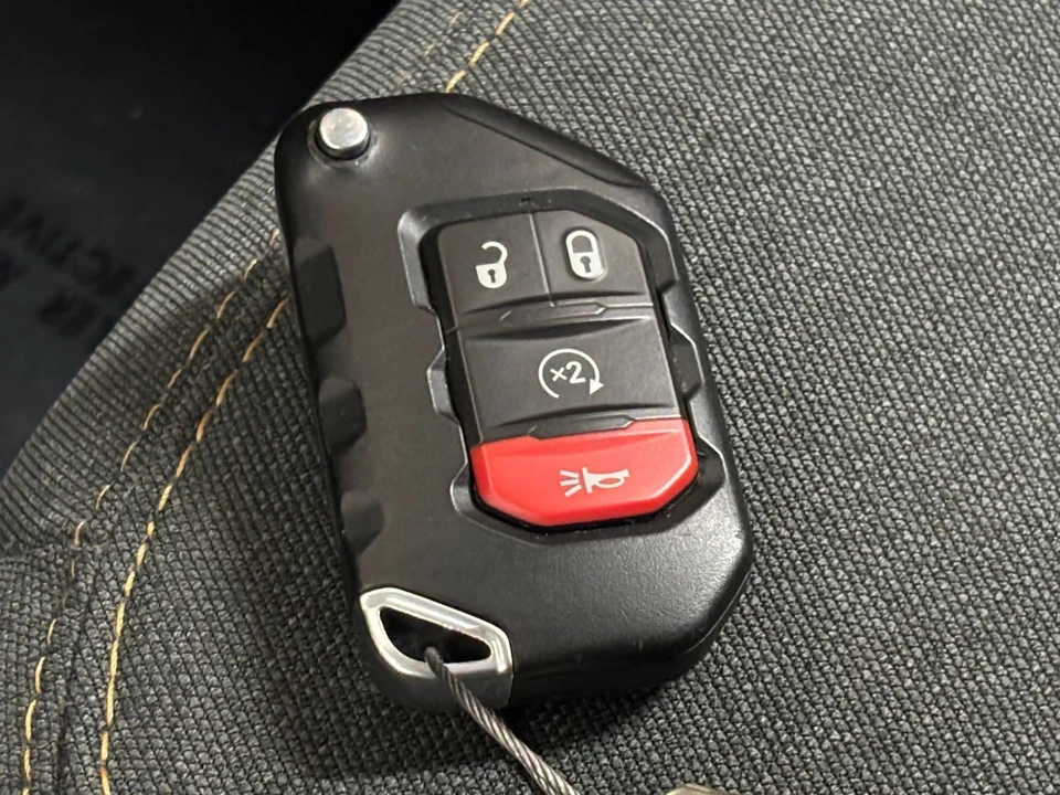 2025 Jeep JL Wrangler - Image 25 of 31