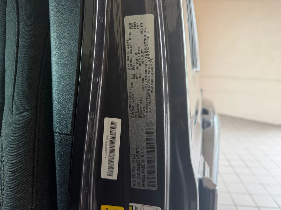 2025 Jeep JL Wrangler - Image 24 of 31