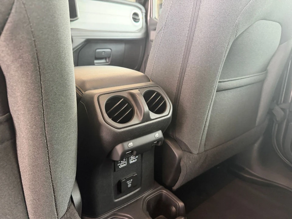 2025 Jeep JL Wrangler - Image 24 of 31