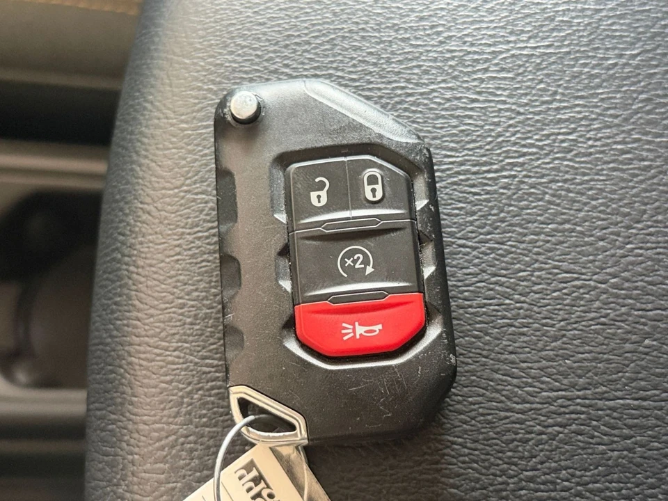 2025 Jeep JL Wrangler - Image 23 of 31