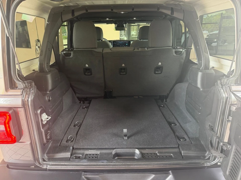 2025 Jeep JL Wrangler - Image 27 of 31