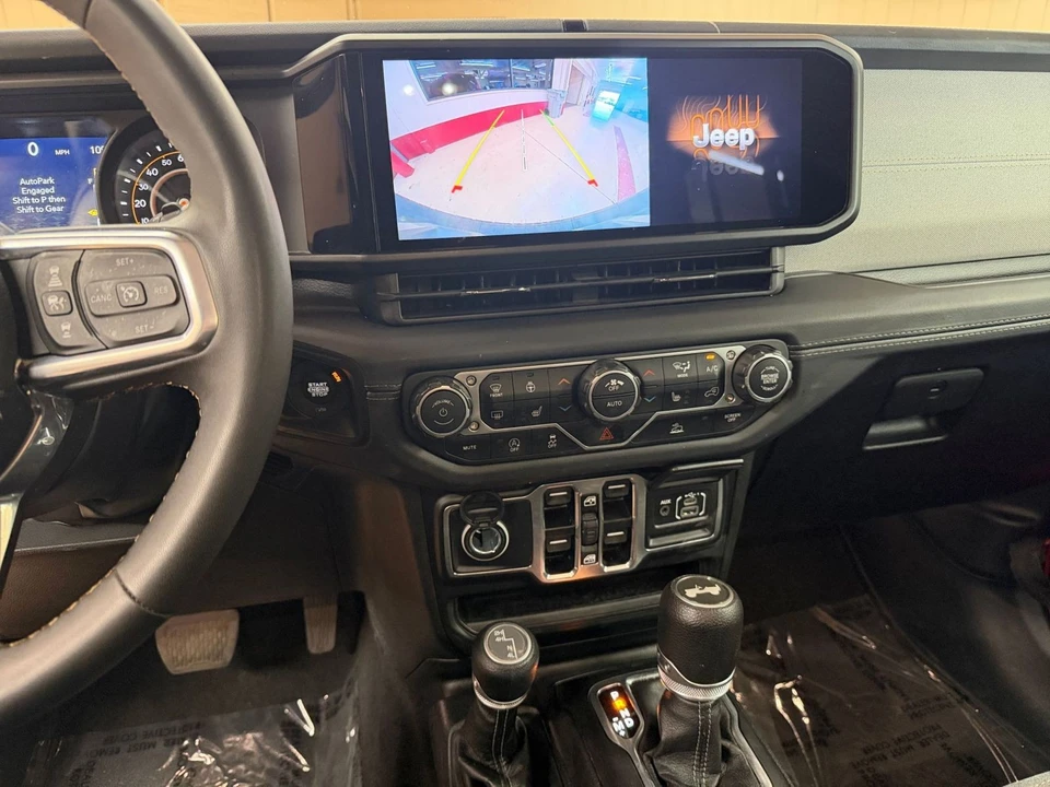 2025 Jeep JL Wrangler - Image 19 of 31