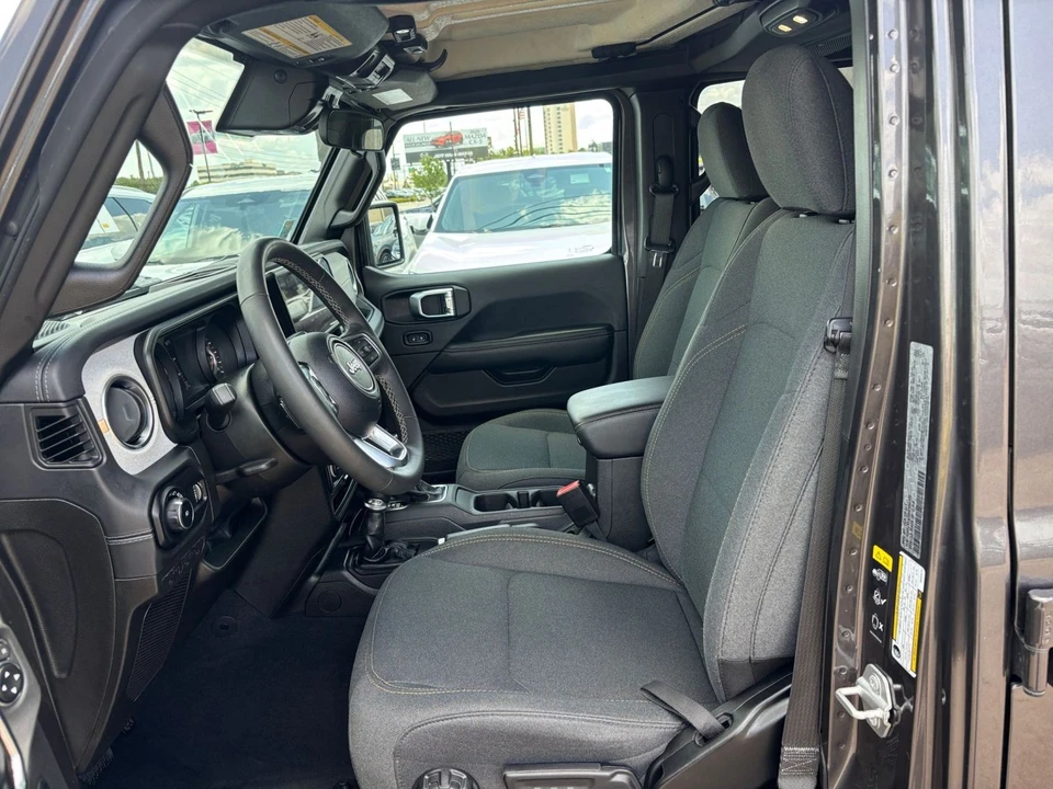 2025 Jeep JL Wrangler - Image 28 of 31