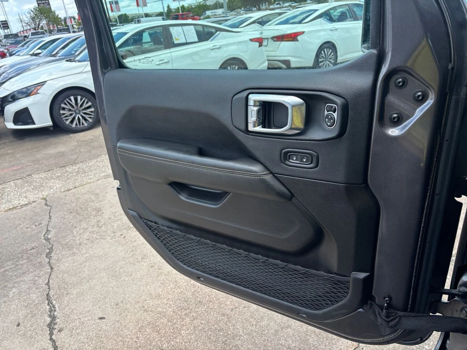 2025 Jeep JL Wrangler - Image 20 of 31