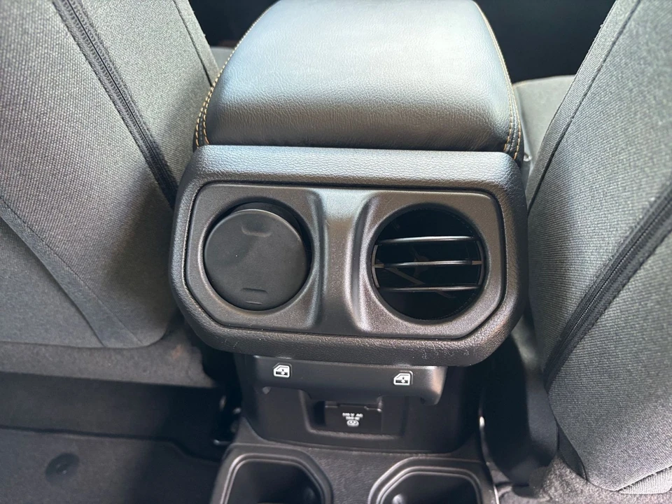 2025 Jeep JL Wrangler - Image 23 of 31
