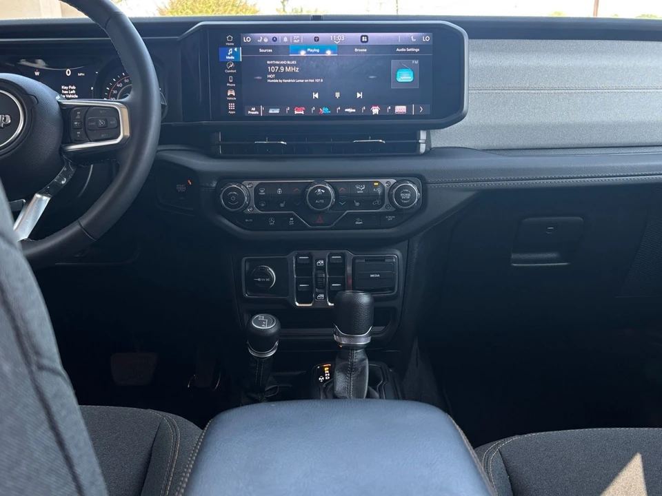 2025 Jeep JL Wrangler - Image 18 of 31