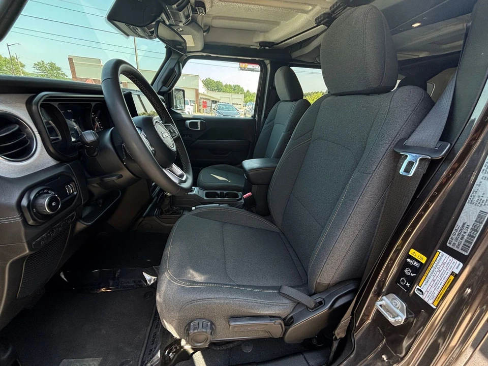 2025 Jeep JL Wrangler - Image 28 of 31