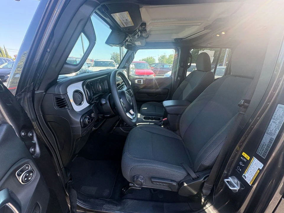 2025 Jeep JL Wrangler - Image 23 of 31