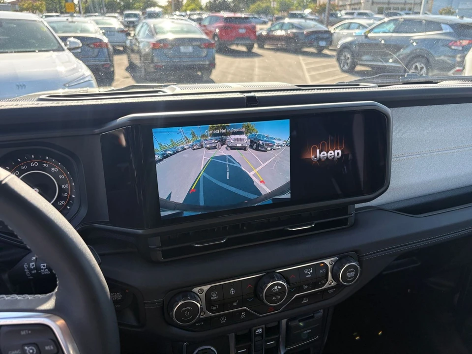 2025 Jeep JL Wrangler - Image 25 of 31
