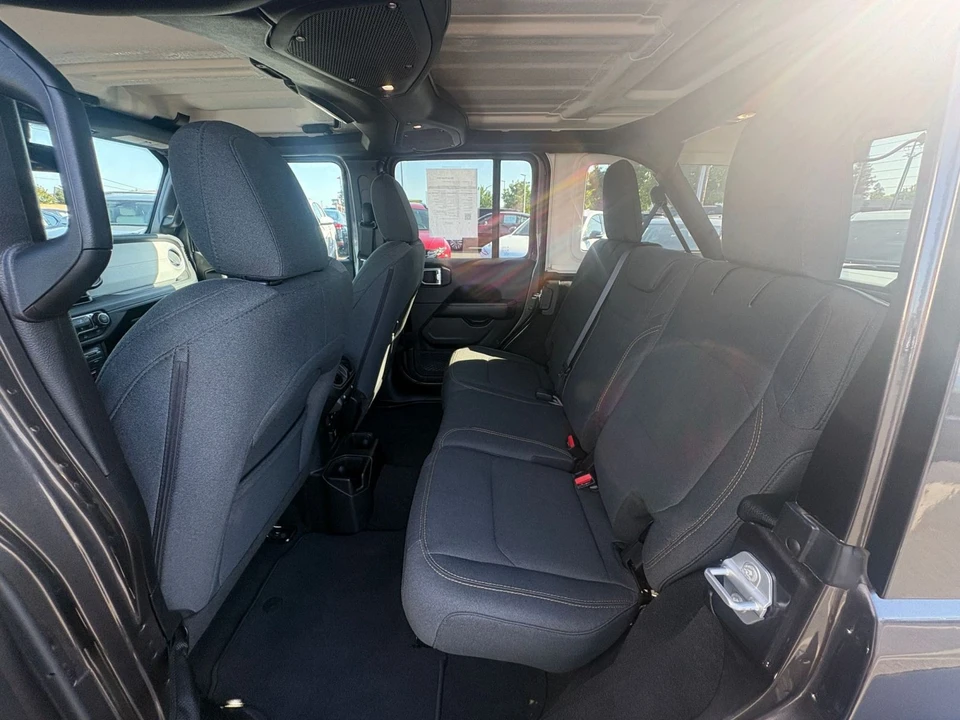 2025 Jeep JL Wrangler - Image 26 of 31