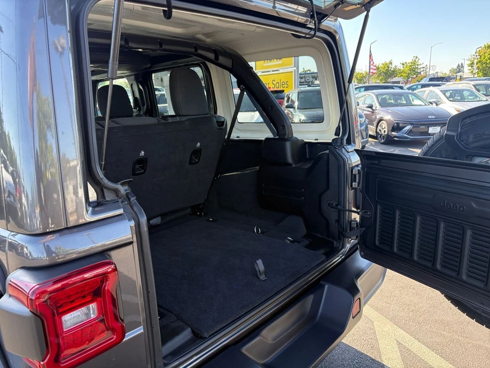2025 Jeep JL Wrangler - Image 27 of 31