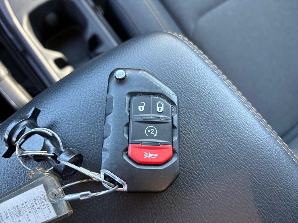 2025 Jeep JL Wrangler - Image 23 of 31