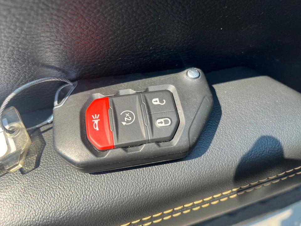 2025 Jeep JL Wrangler - Image 27 of 31
