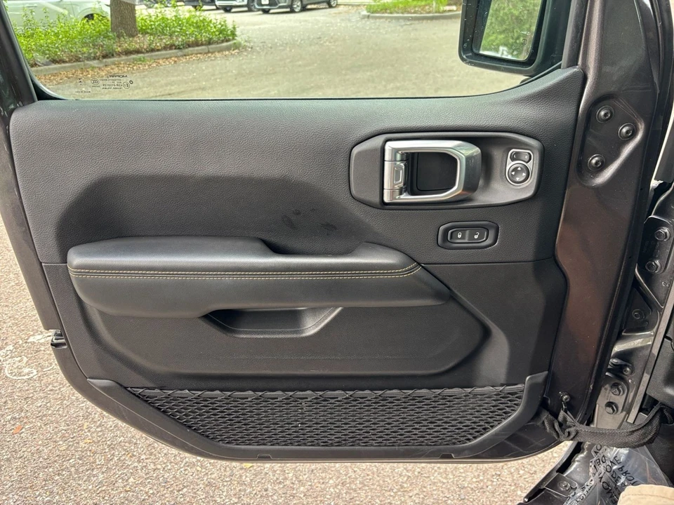 2025 Jeep JL Wrangler - Image 20 of 31