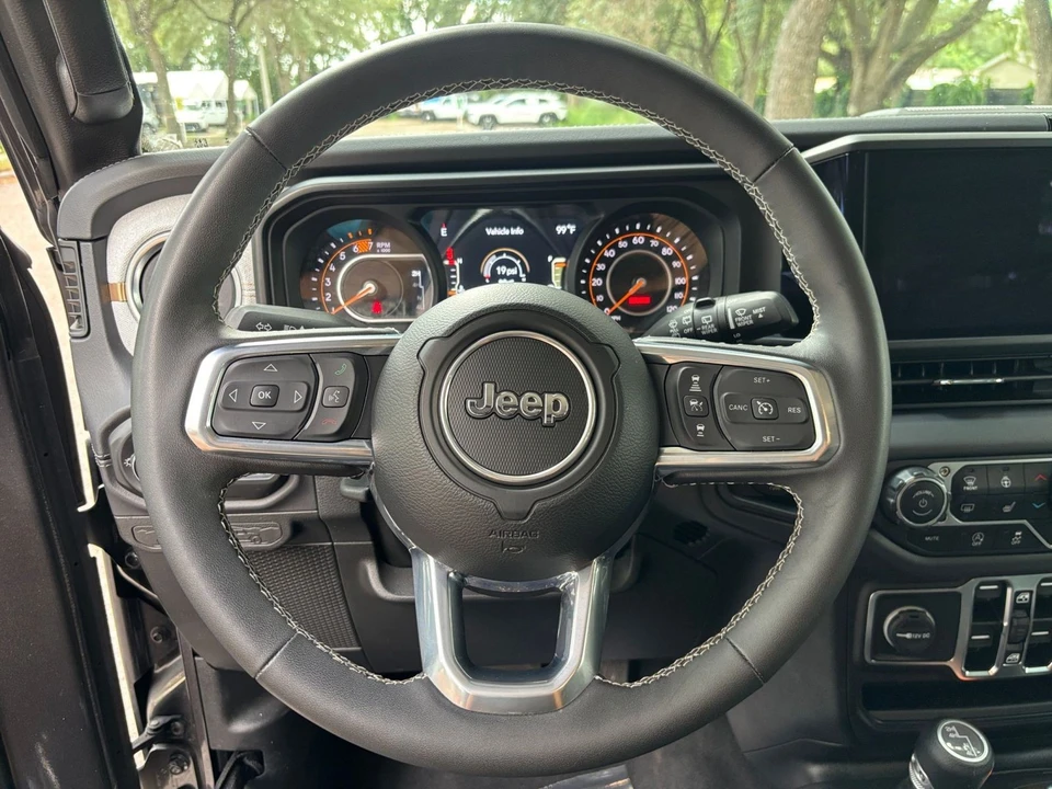 2025 Jeep JL Wrangler - Image 29 of 31