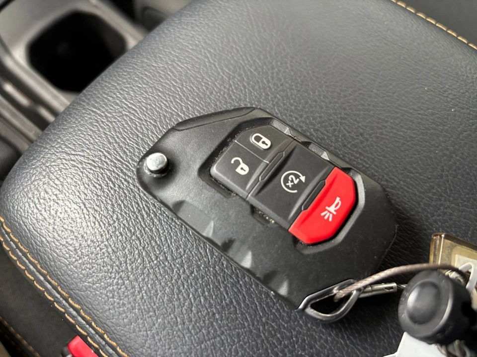 2025 Jeep JL Wrangler - Image 25 of 31