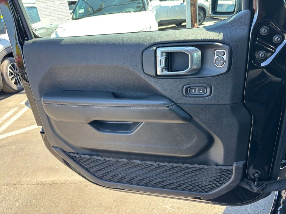2025 Jeep JL Wrangler - Image 20 of 31