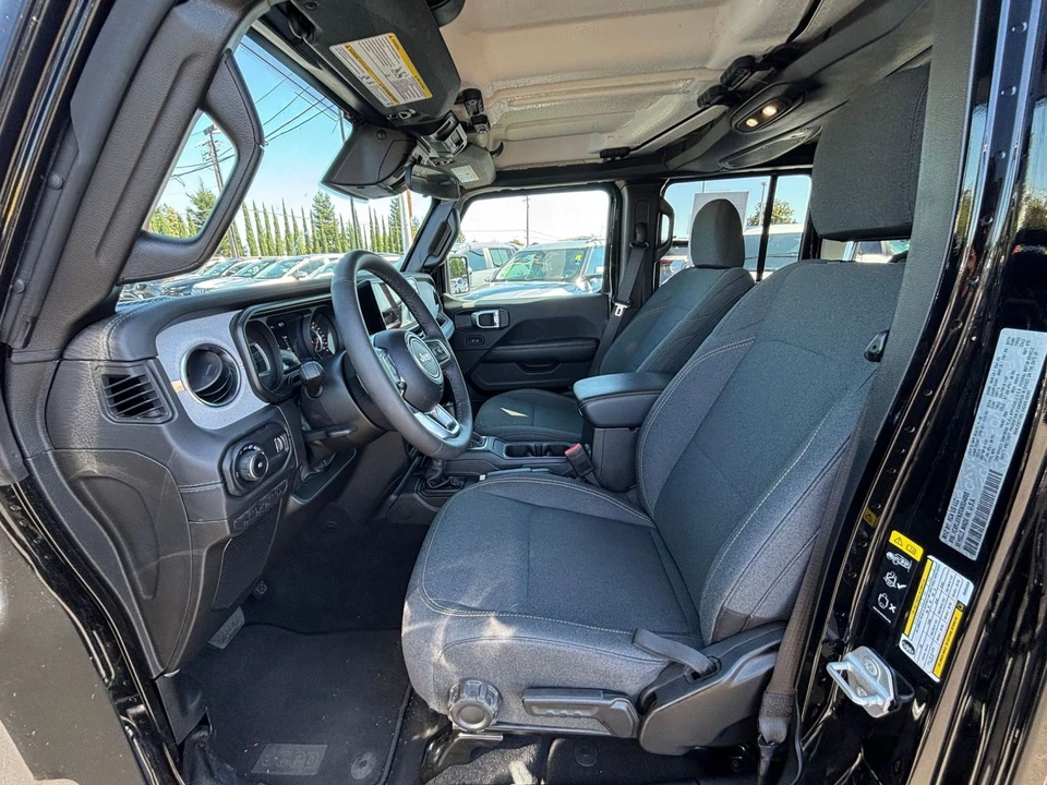 2025 Jeep JL Wrangler - Image 28 of 31