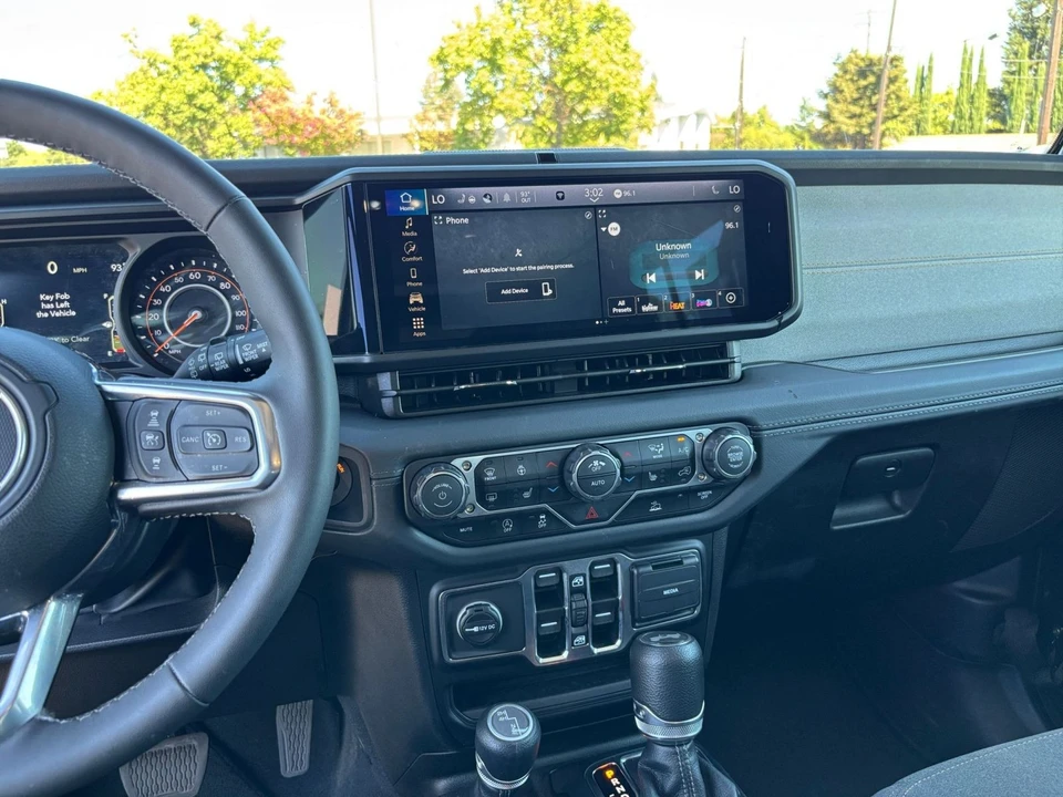 2025 Jeep JL Wrangler - Image 18 of 31