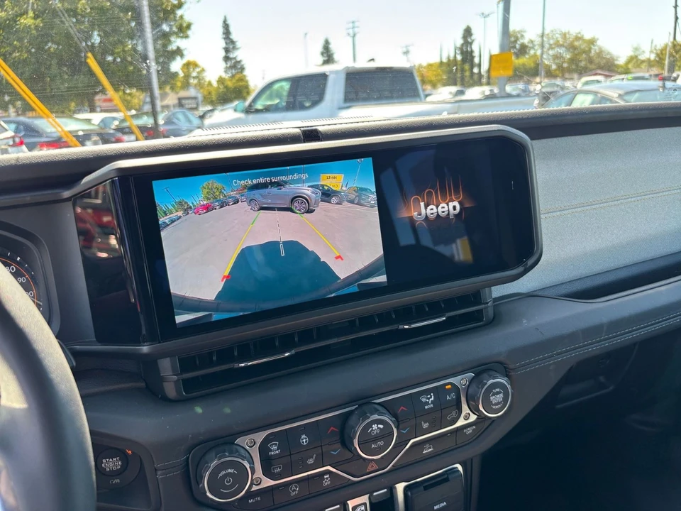 2025 Jeep JL Wrangler - Image 24 of 31